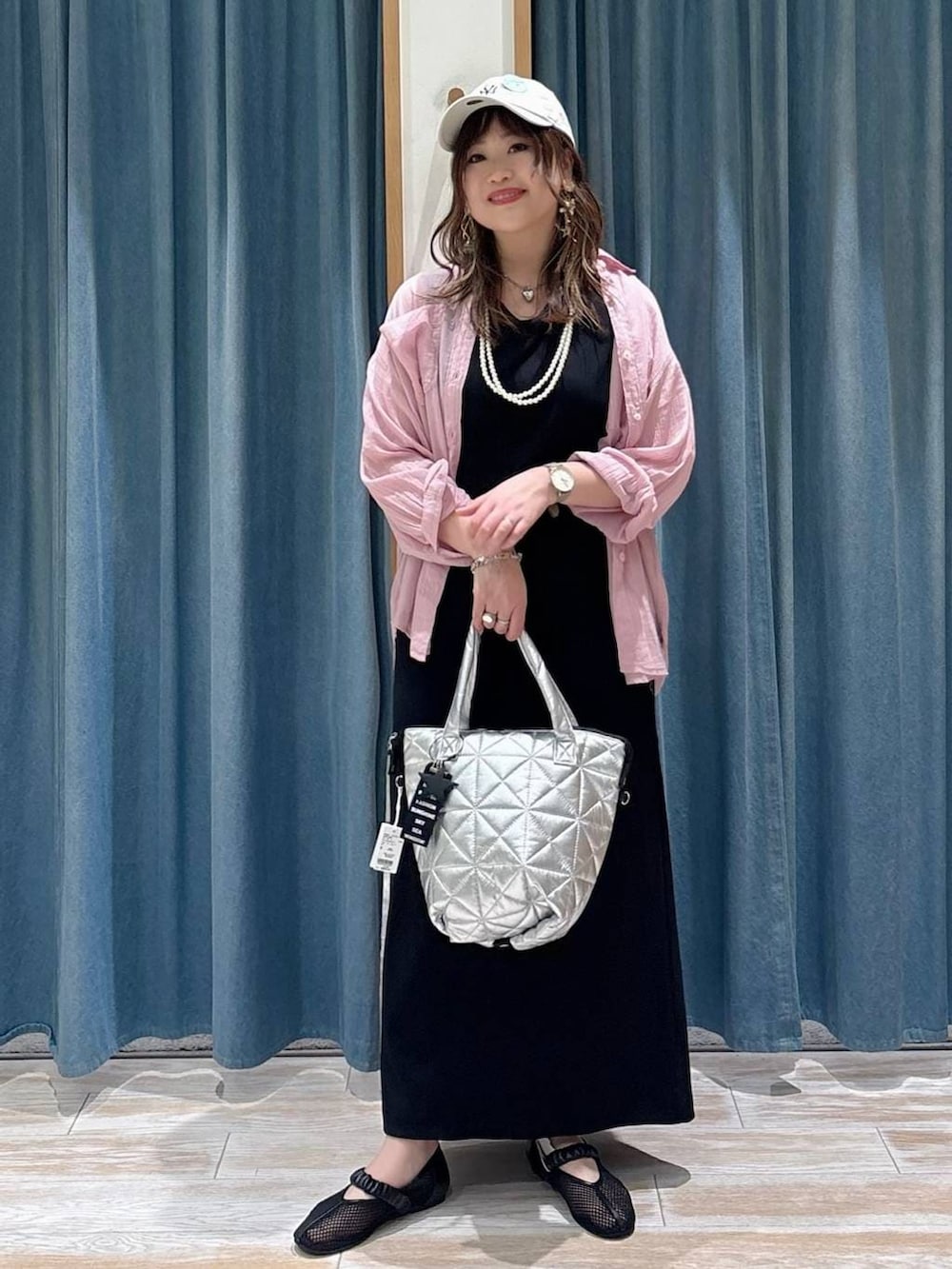 ピンク系のシャツ/ブラウス、ブラック系のパンプス、ブラック系のワンピースを着用したレディースの春コーディネートの4枚目の写真