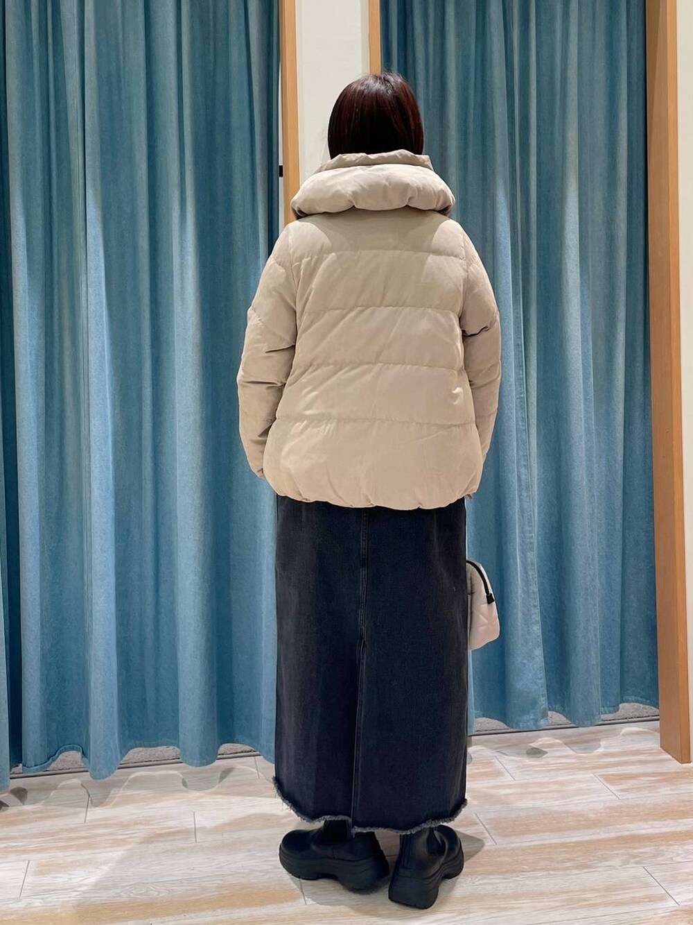 「体型カバー、デートコーデ、アウター、スウェット、ニット、骨格ストレート、着痩せ・細見え、差し色コーデ、休日コーデ、ママコーデ、女子会、ゆったり、ヘルシー、BAYFLOW」｜「BAYFLOWの[表裏で印象を変えて着られる]リバーシブルコーデュロイダウン（ダウンジャケット/コート、ブラウン系）」を使った、akariさん（レディース・161cm）の冬コーディネートの2枚目の写真