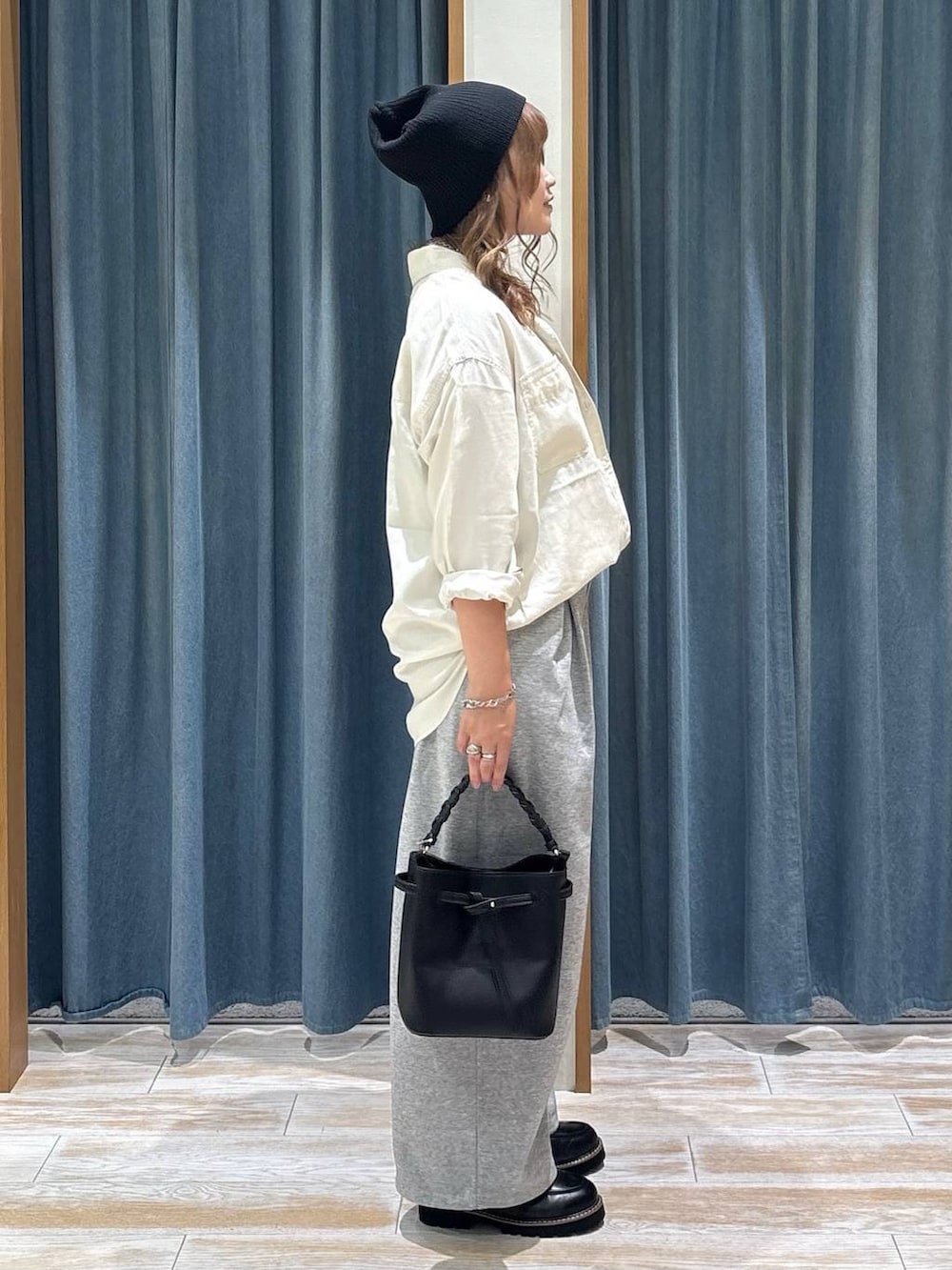 グレー系のスウェットパンツ、ブラック系のローファー、ホワイト系のシャツ/ブラウスを着用したレディースの夏コーディネートの2枚目の写真