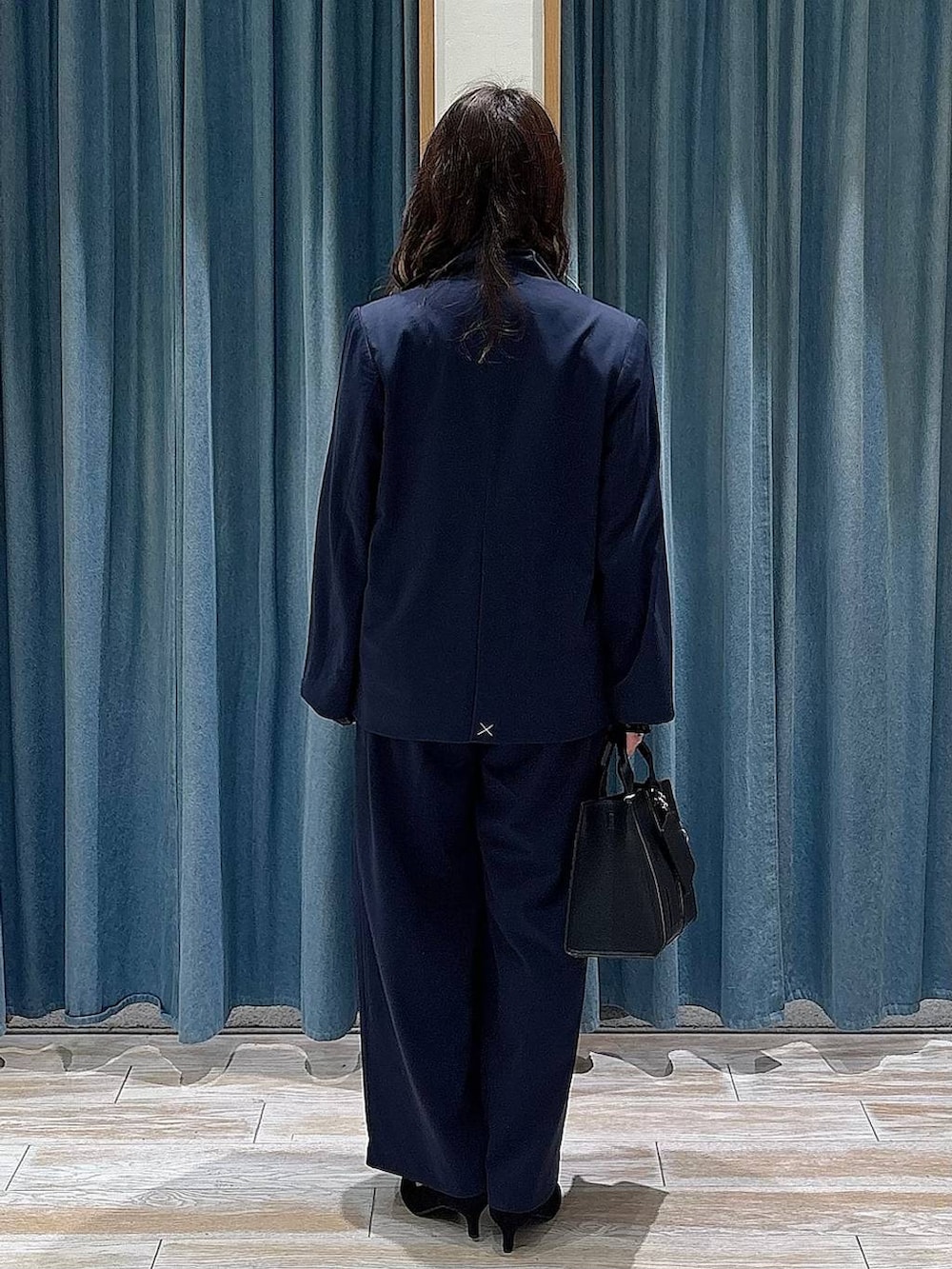 その他のパンプス、ブラック系のTシャツ/カットソー、ブルー系のテーラードジャケットを着用したレディースの冬コーディネートの3枚目の写真