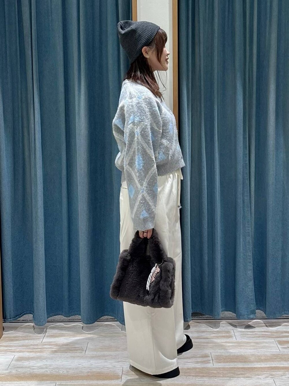 ブラック系のキャミソール、ベージュ系のその他パンツ、グレー系のカーディガン/ボレロを着用したレディースの秋コーディネートの2枚目の写真