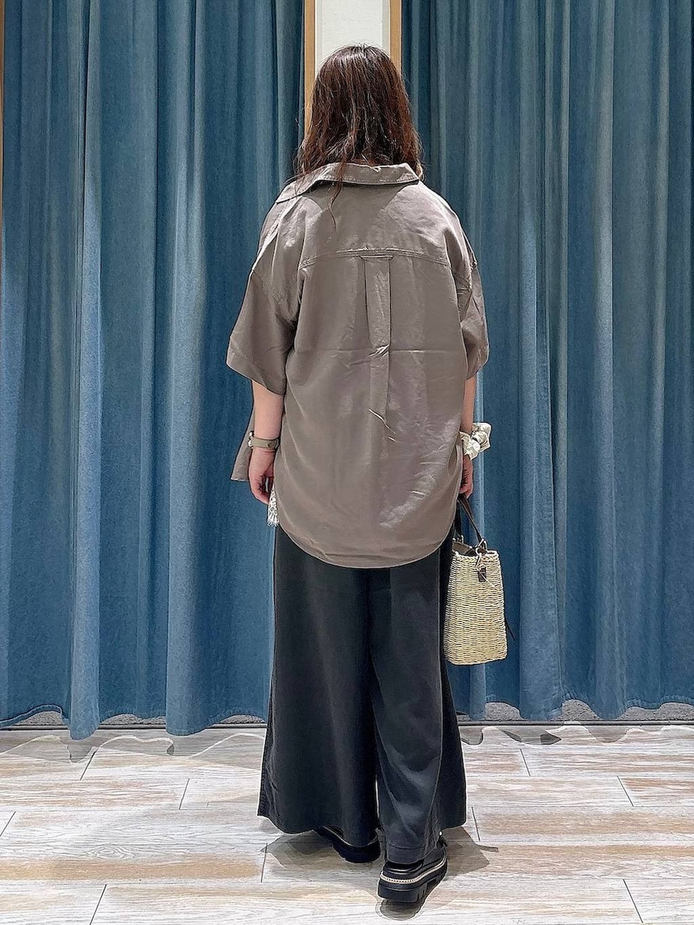 ブラウン系のシャツ/ブラウス、グレー系のその他パンツ、ブラウン系のショルダーバッグを着用したレディースの春コーディネートの3枚目の写真