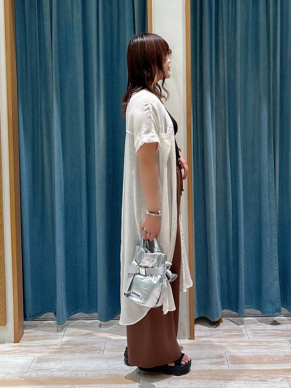 ブラック系のキャミソール、ブラウン系のその他パンツ、ホワイト系のワンピースを着用したレディースの夏コーディネートの2枚目の写真