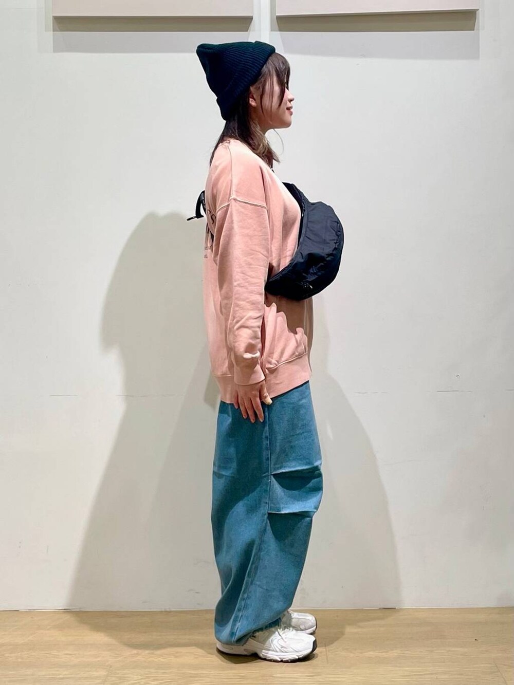 ブルー系のその他パンツ、ピンク系のスウェット、ブラック系のボディバッグ/ウエストポーチを着用したレディースの秋コーディネートの2枚目の写真