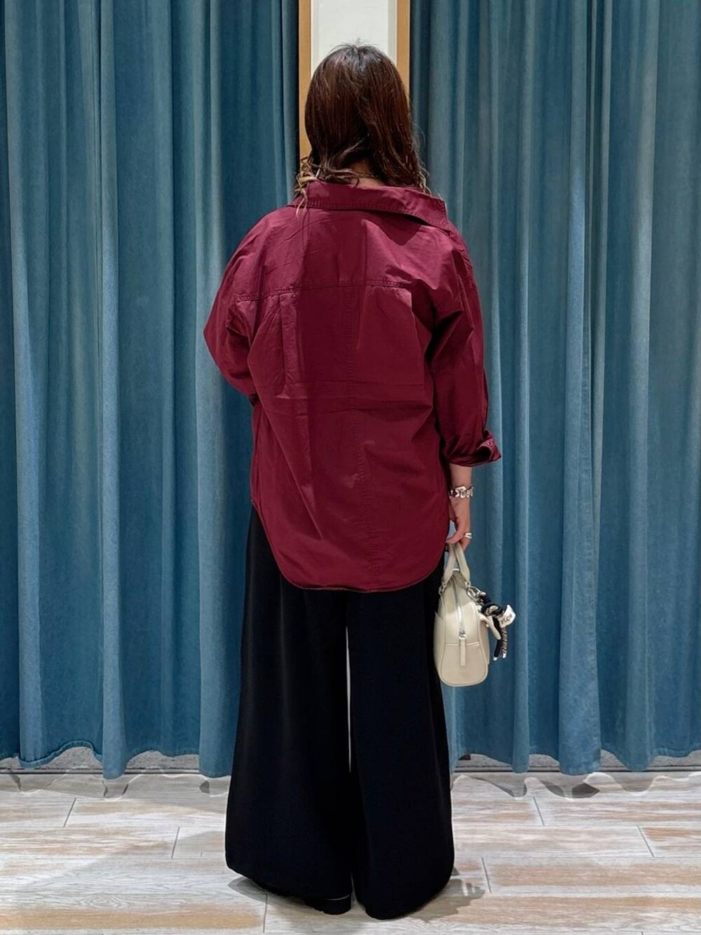 ブラック系のキャミソール、ブラック系のその他パンツ、レッド系のシャツ/ブラウスを着用したレディースの夏コーディネートの3枚目の写真