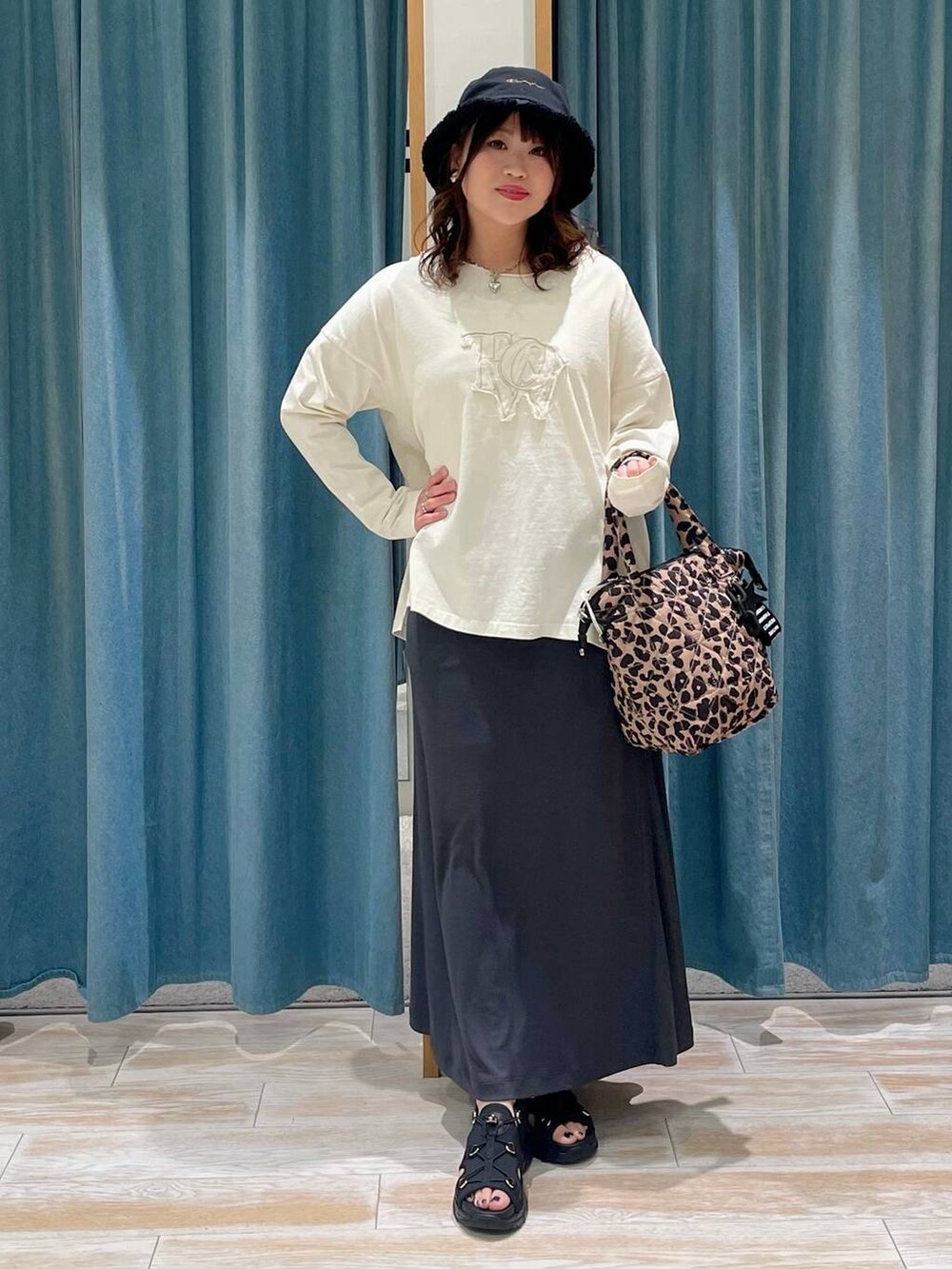 その他のトートバッグ、ブラック系のサンダル、ホワイト系のTシャツ/カットソーを着用したレディースの春コーディネートの5枚目の写真