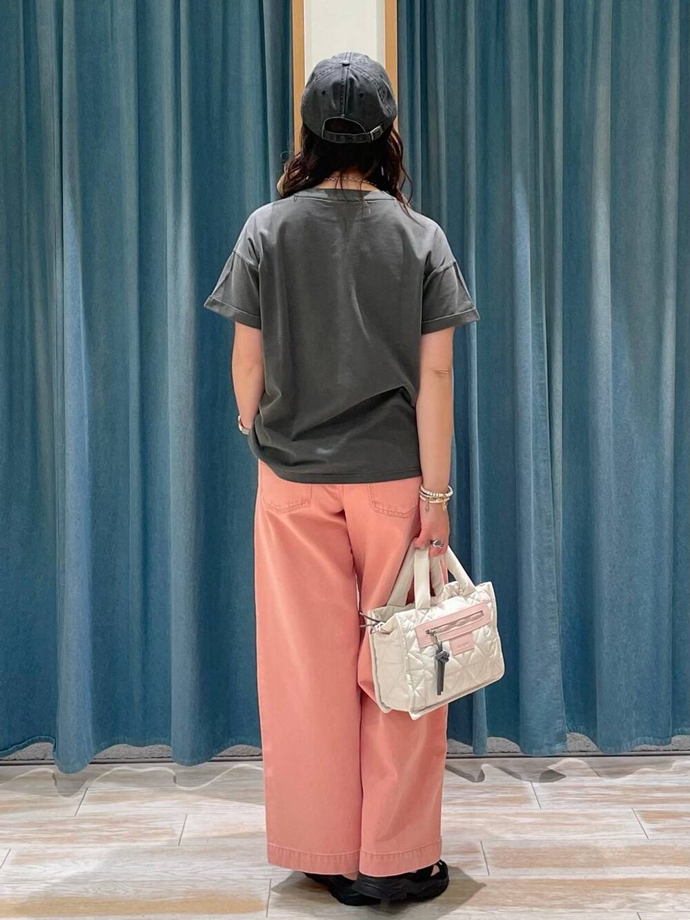 グレー系のTシャツ/カットソー、ホワイト系のショルダーバッグ、ピンク系のデニムパンツを着用したレディースの春コーディネートの3枚目の写真