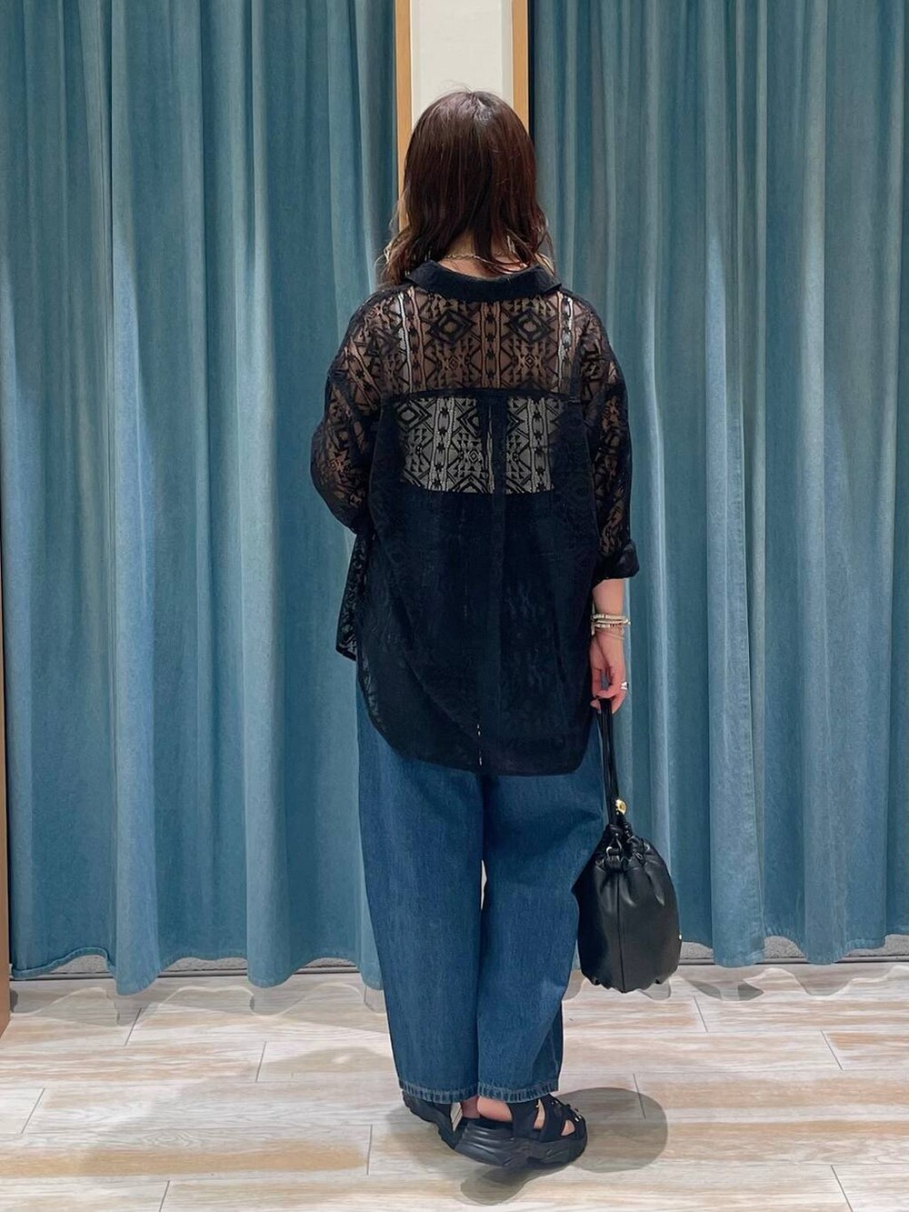 ホワイト系のキャミソール、ブラック系のシャツ/ブラウス、ブラック系のサンダルを着用したレディースの春コーディネートの3枚目の写真