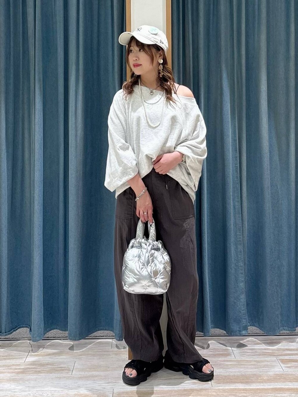シルバー系のショルダーバッグ、グレー系のその他パンツ、グレー系のスウェットを着用したレディースの春コーディネートの4枚目の写真