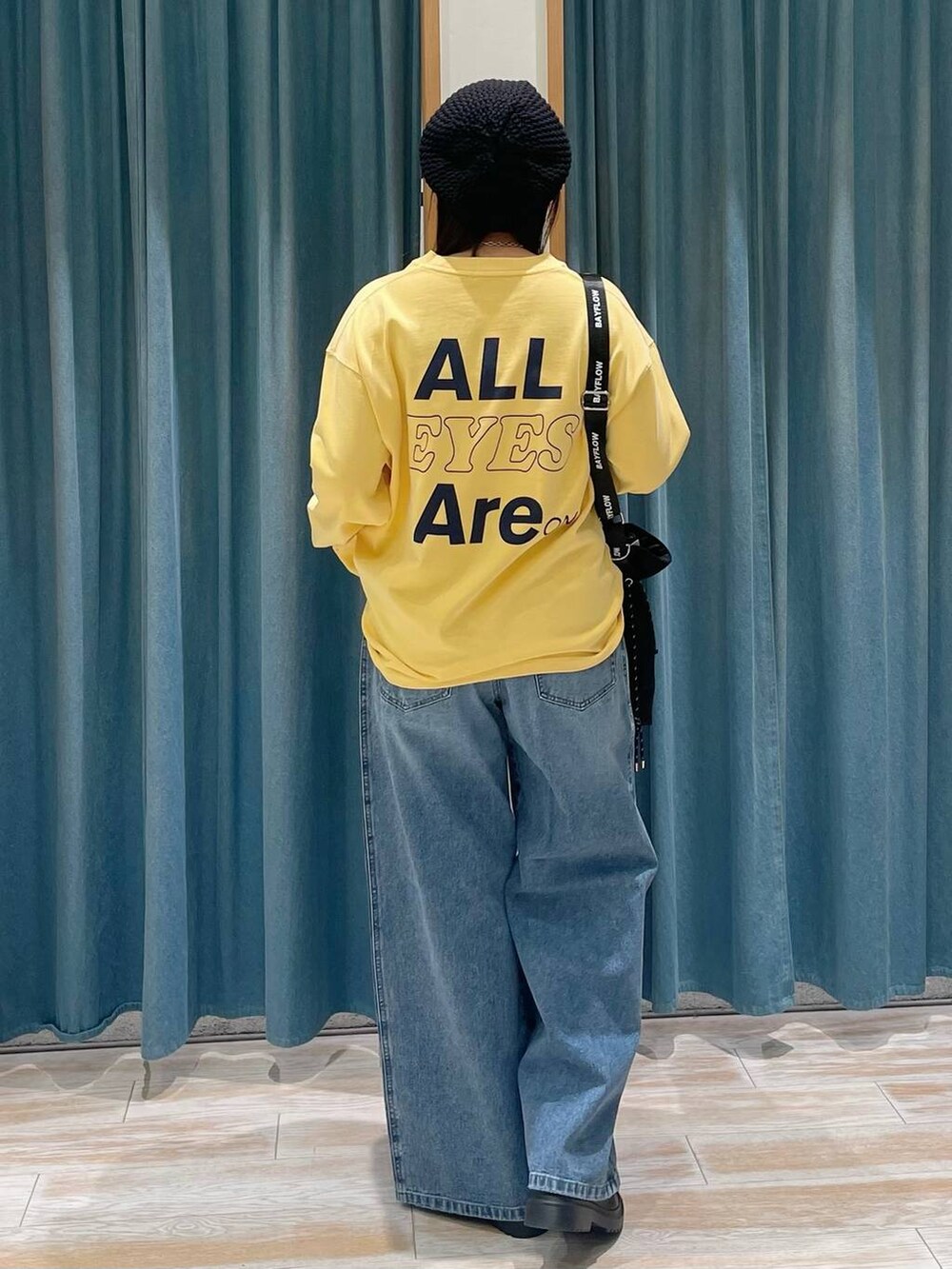 ブルー系のデニムパンツ、ブラック系のショルダーバッグ、その他のローファーを着用したレディースの冬コーディネートの3枚目の写真