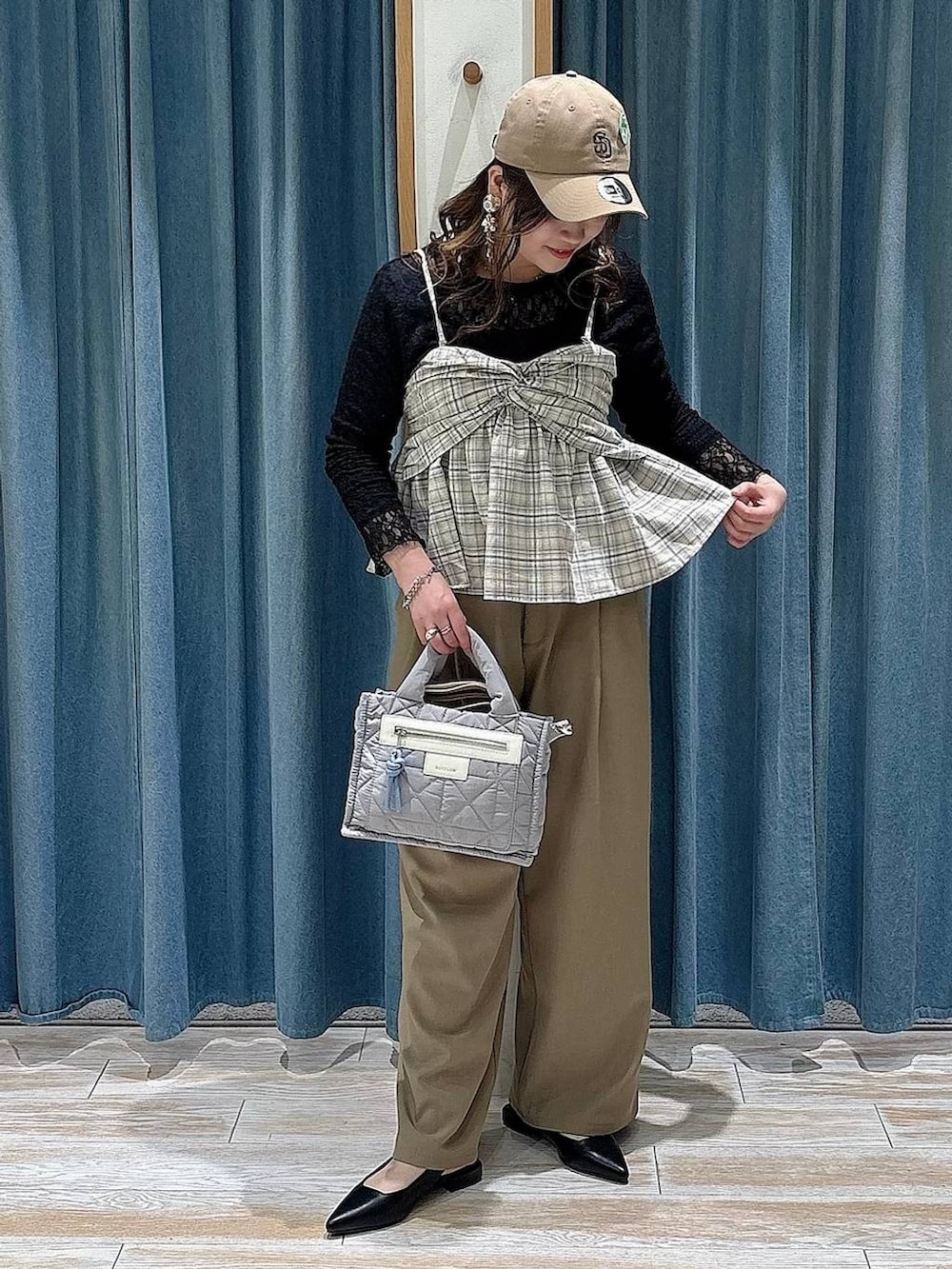 グレー系のショルダーバッグ、ブラック系のTシャツ/カットソー、ブラック系のパンプスを着用したレディースの春コーディネートの4枚目の写真