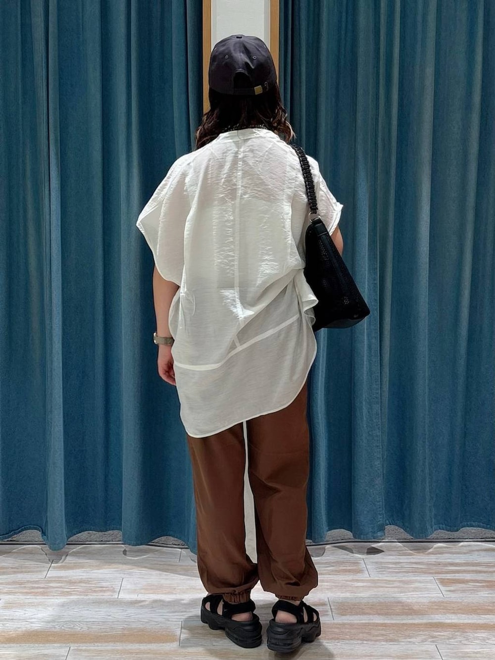 ホワイト系のキャミソール、ホワイト系のシャツ/ブラウス、ブラウン系のその他パンツを着用したレディースの夏コーディネートの3枚目の写真