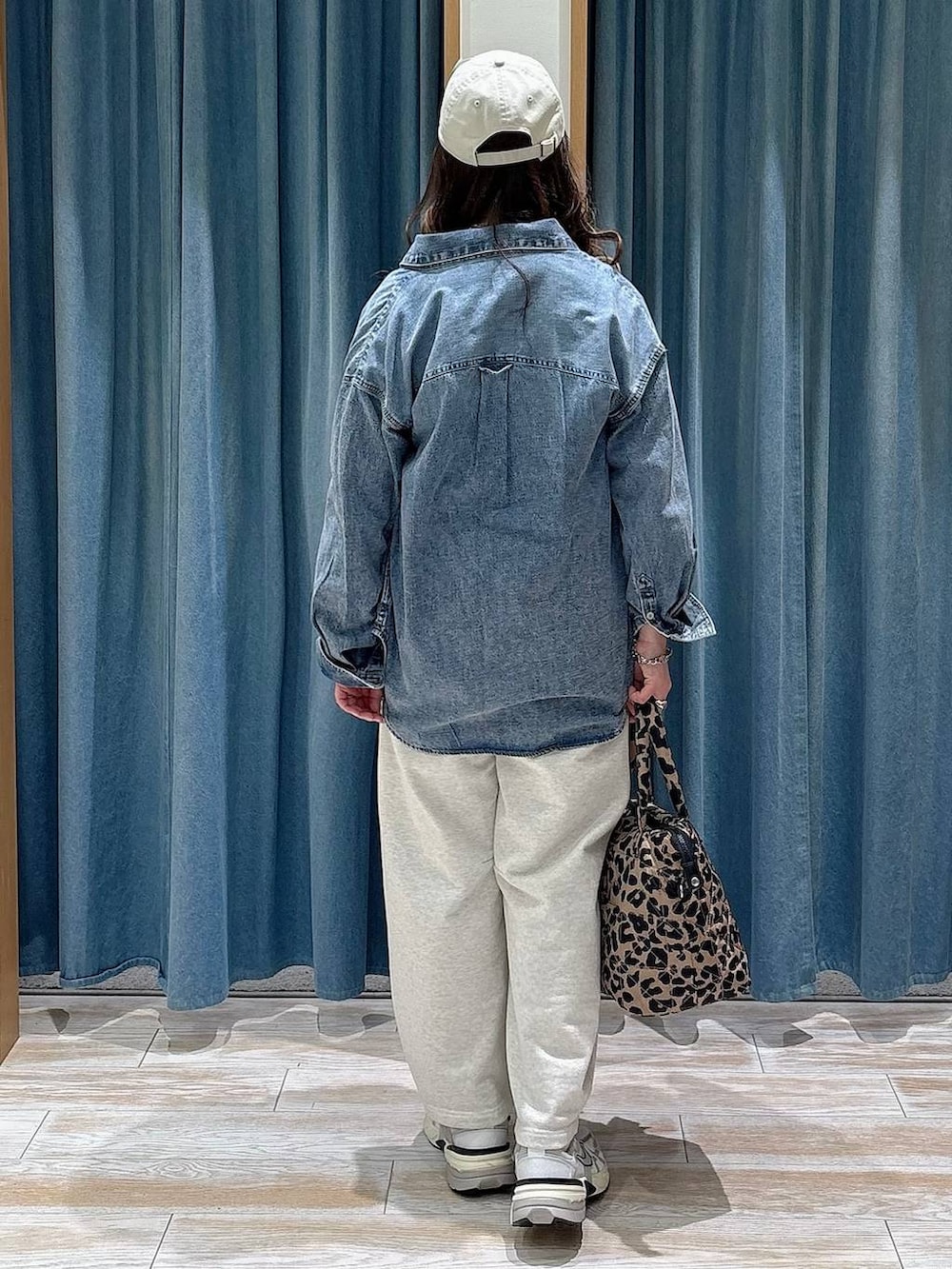 グレー系のTシャツ/カットソー、ブルー系のシャツ/ブラウス、ベージュ系のその他パンツを着用したレディースの春コーディネートの3枚目の写真