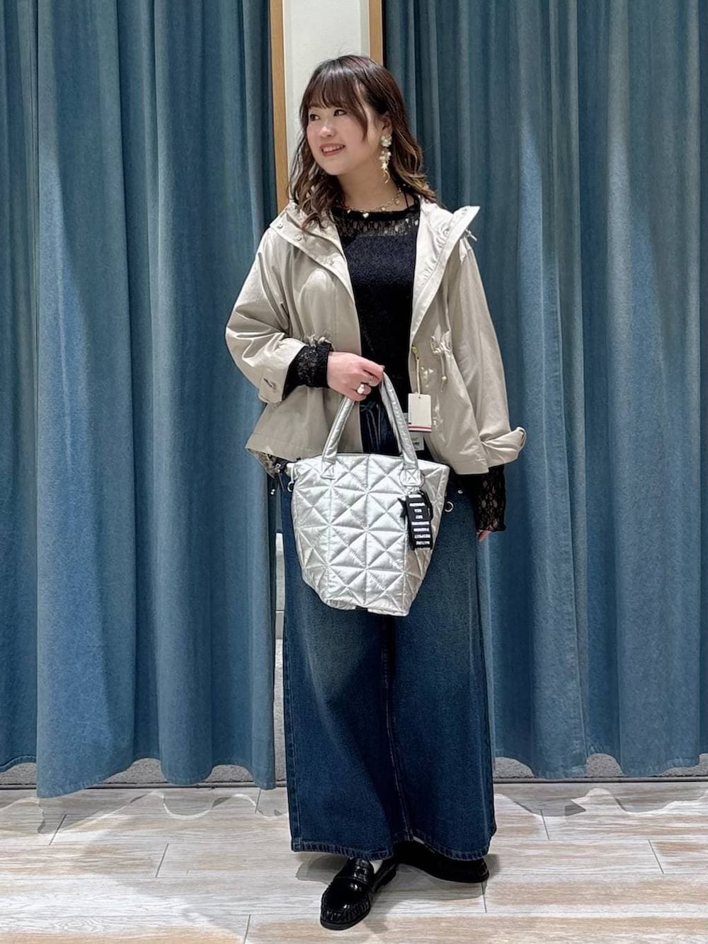 ブラック系のTシャツ/カットソー、ブルー系のデニムパンツ、ベージュ系のマウンテンパーカーを着用したレディースの春コーディネートの4枚目の写真