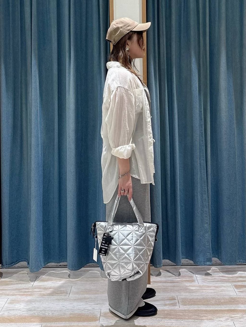 ホワイト系のシャツ/ブラウス、ブラック系のバレエシューズ、シルバー系のトートバッグを着用したレディースの春コーディネートの2枚目の写真