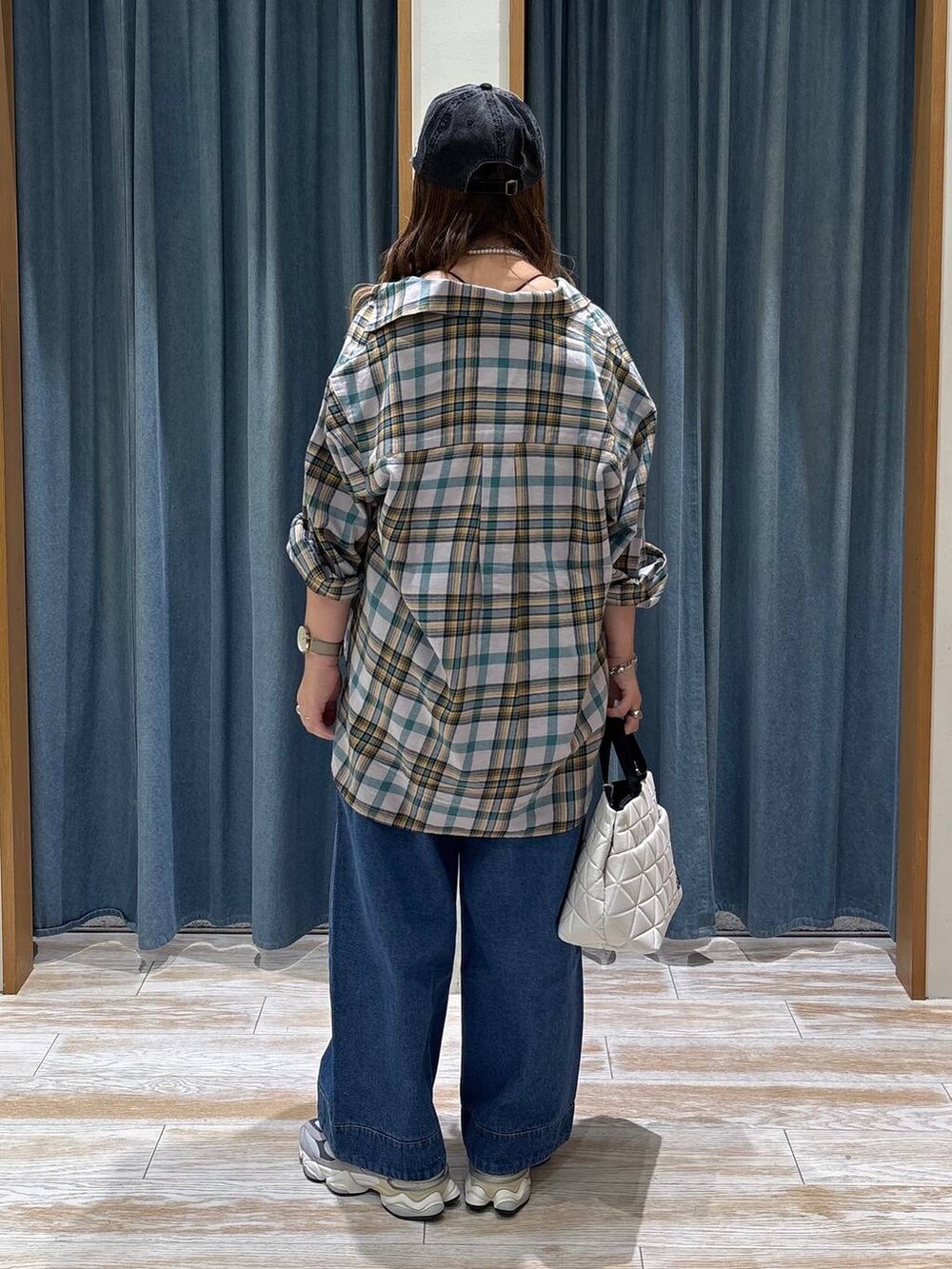 ブルー系のその他パンツ、ブラック系のキャミソール、ベージュ系のハンドバッグを着用したレディースの秋コーディネートの3枚目の写真