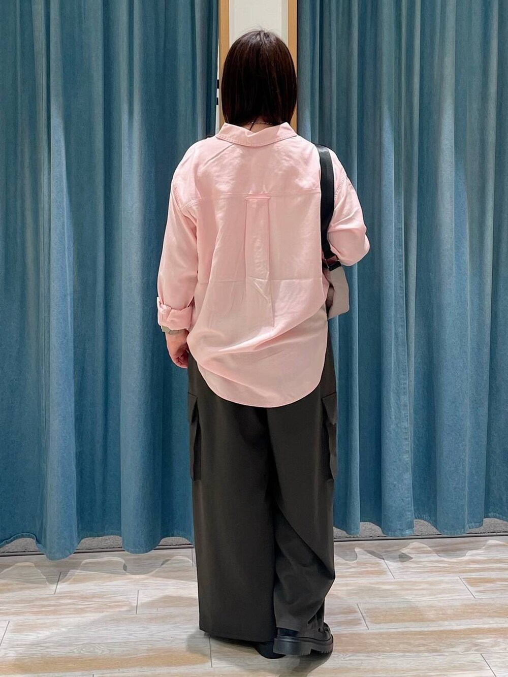 ピンク系のシャツ/ブラウス、ベージュ系のショルダーバッグ、その他のローファーを着用したレディースの冬コーディネートの3枚目の写真