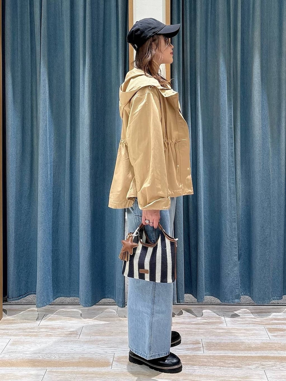 ホワイト系のTシャツ/カットソー、イエロー系のマウンテンパーカー、ブルー系のデニムパンツを着用したレディースの春コーディネートの2枚目の写真