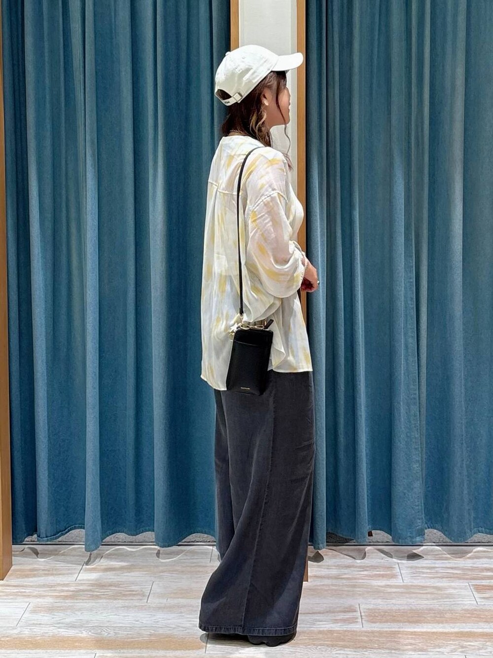 ホワイト系のキャミソール、ブラック系のその他パンツ、イエロー系のシャツ/ブラウスを着用したレディースの夏コーディネートの2枚目の写真