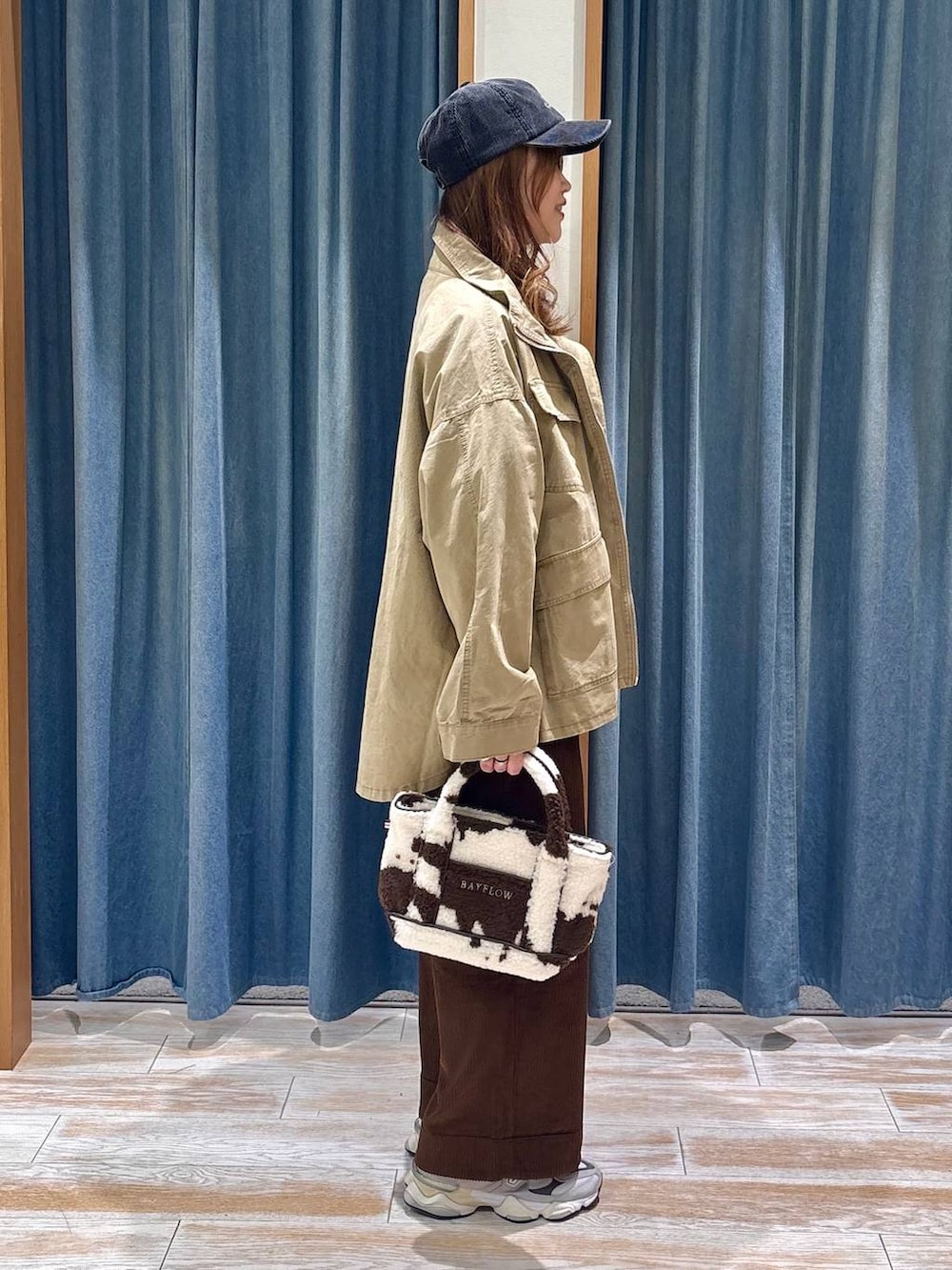 ブラウン系のその他パンツ、ブラウン系のトートバッグ、ベージュ系のブルゾンを着用したレディースの秋コーディネートの2枚目の写真