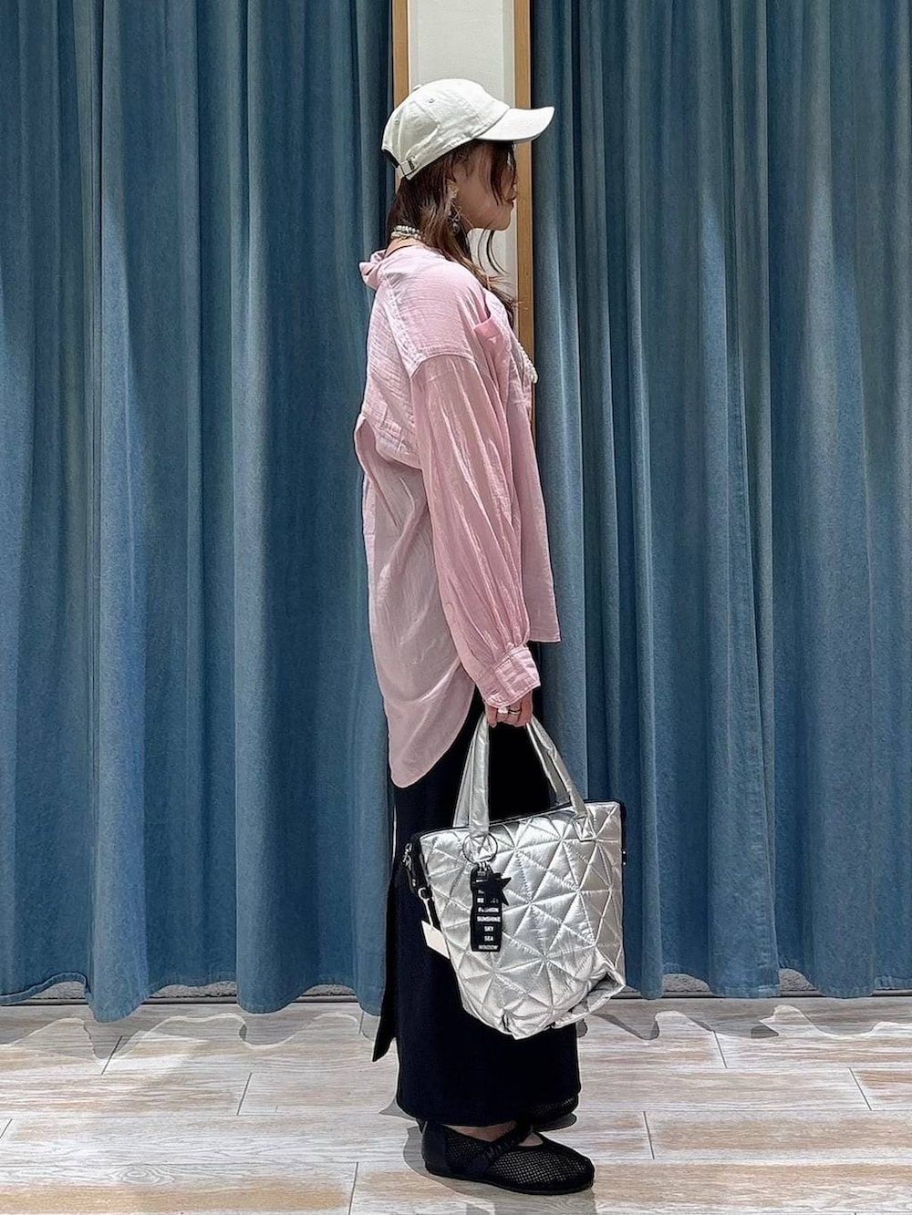 ピンク系のシャツ/ブラウス、ブラック系のパンプス、ブラック系のワンピースを着用したレディースの春コーディネートの2枚目の写真