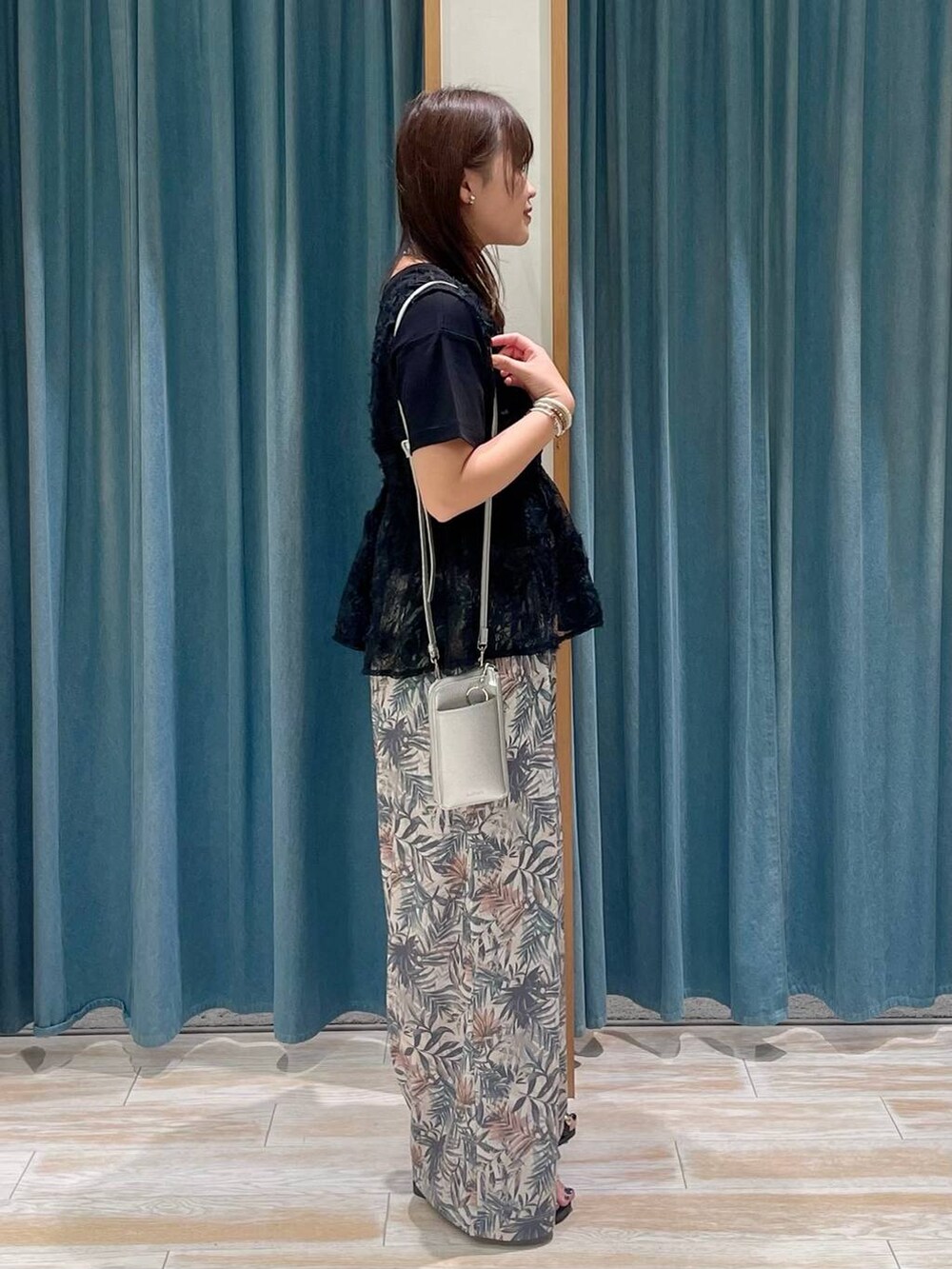 ブラック系のTシャツ/カットソー、グリーン系のその他パンツ、ブラック系のサンダルを着用したレディースの春コーディネートの2枚目の写真