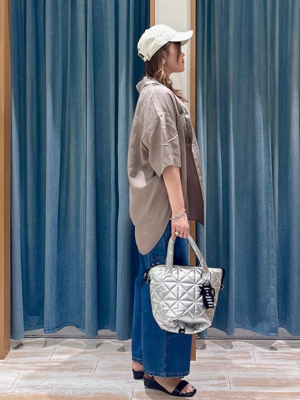 ブラウン系のシャツ/ブラウス、ブルー系のデニムパンツ、ブラック系のサンダルを着用したレディースの春コーディネートの2枚目の写真