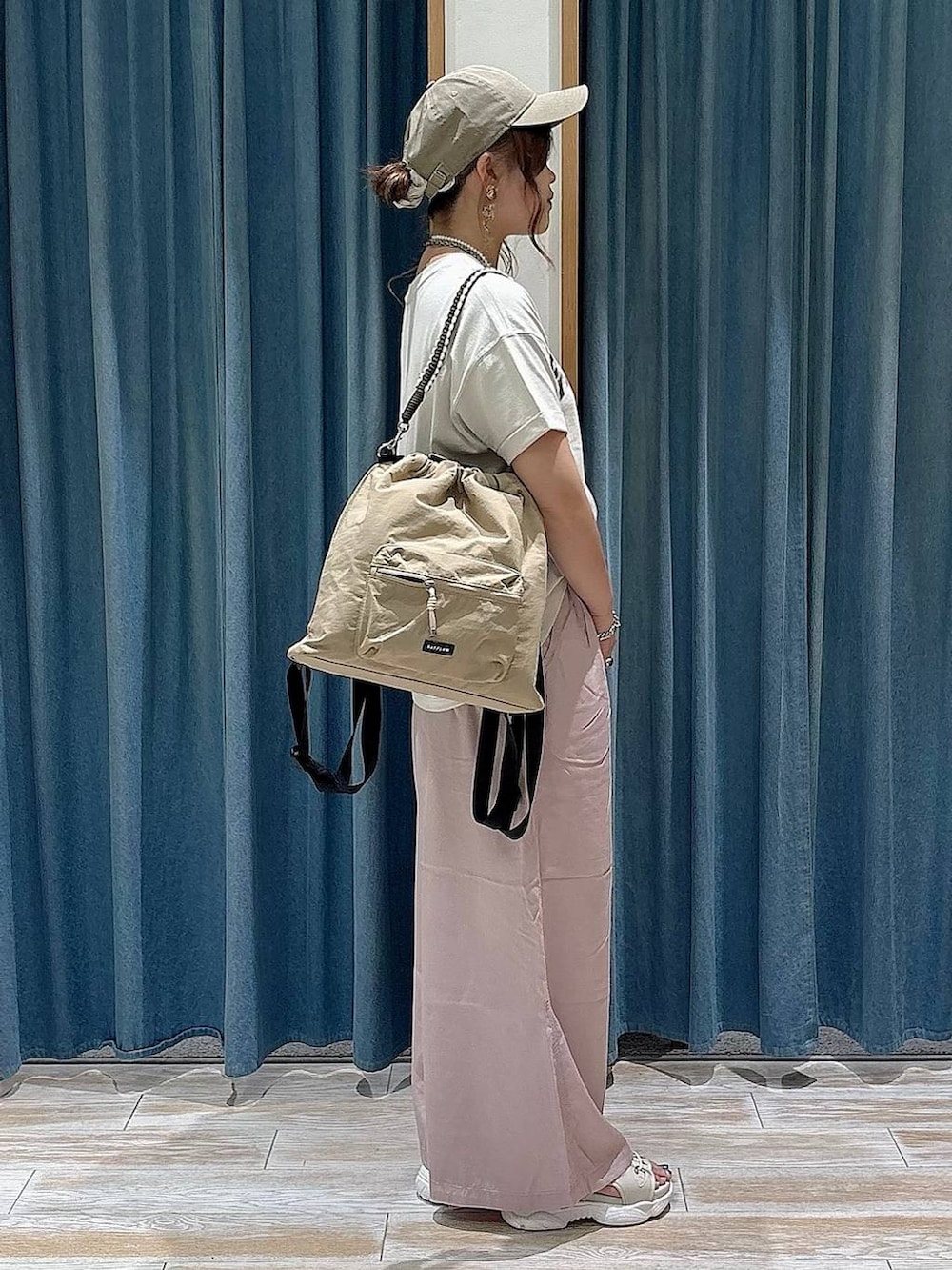 ホワイト系のTシャツ/カットソー、パープル系のその他パンツ、グレー系のサンダルを着用したレディースの春コーディネートの2枚目の写真