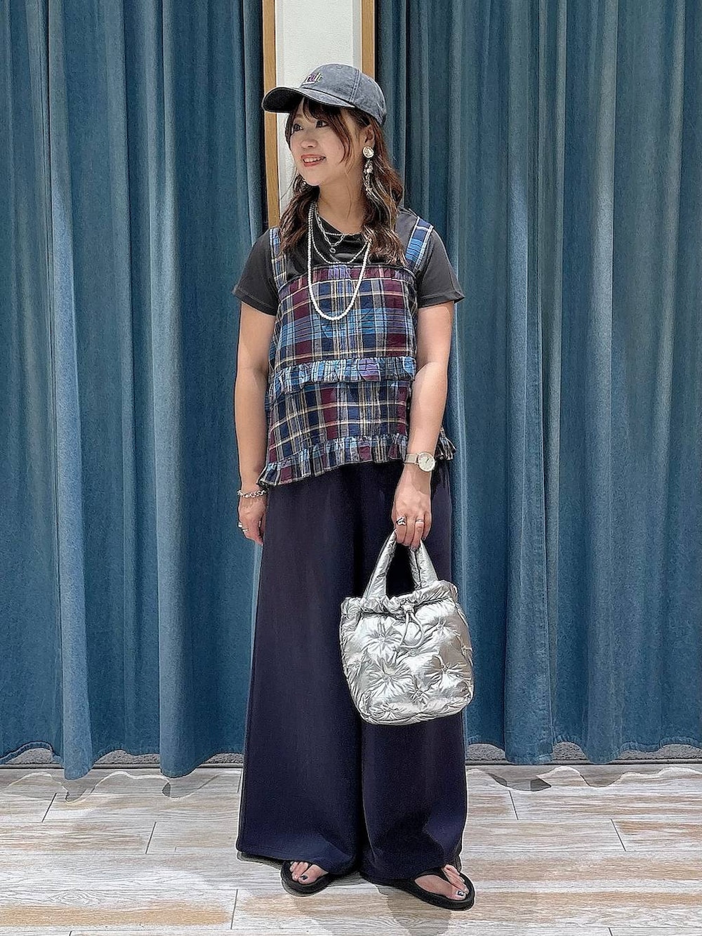 シルバー系のショルダーバッグ、ブルー系のその他トップス、ブラック系のサンダルを着用したレディースの夏コーディネートの4枚目の写真