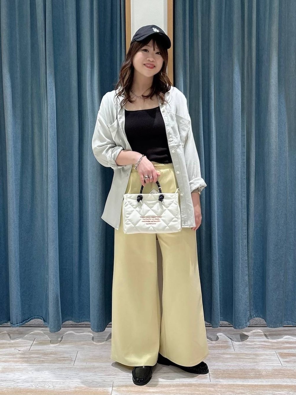 グレー系のシャツ/ブラウス、ブラック系のローファー、ホワイト系のショルダーバッグを着用したレディースの冬コーディネートの4枚目の写真