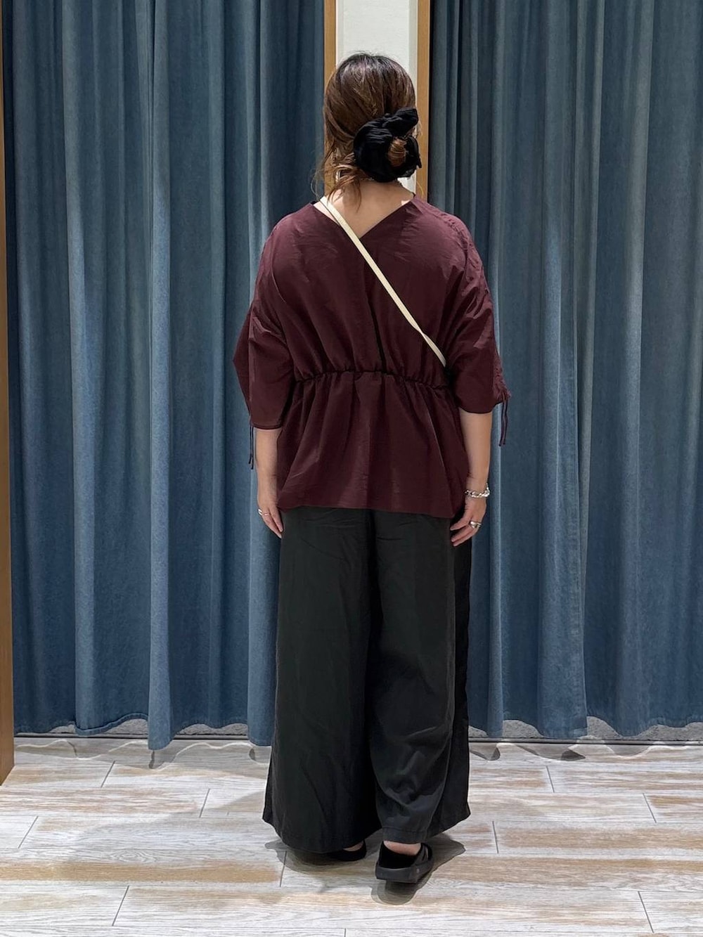 ブラウン系のシャツ/ブラウス、グレー系のその他パンツ、ブラック系のサンダルを着用したレディースの夏コーディネートの3枚目の写真