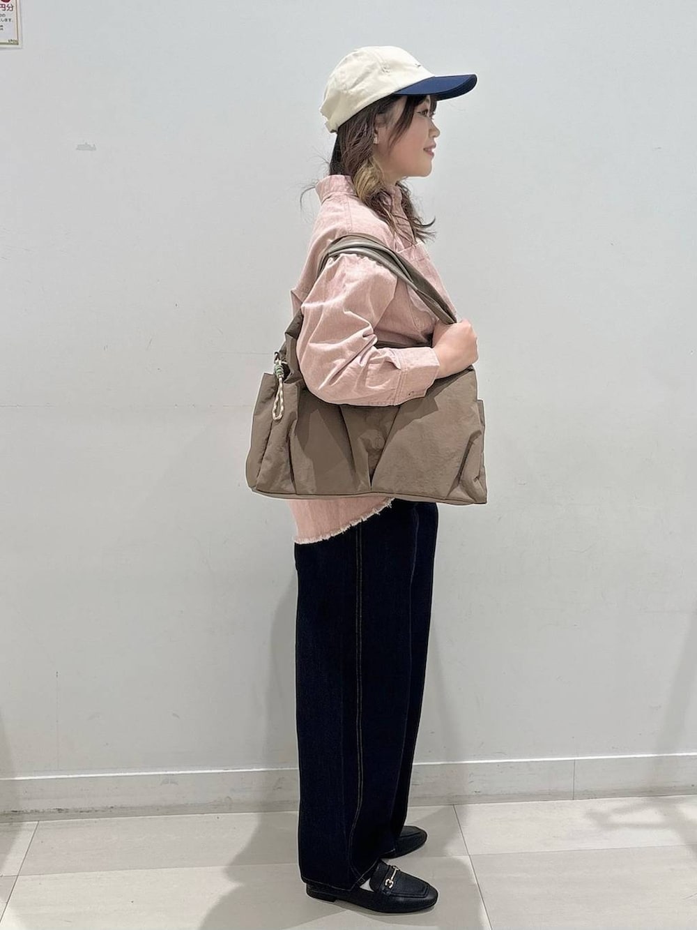 ブラック系のローファー、ベージュ系のトートバッグ、ブラック系のTシャツ/カットソーを着用したレディースの冬コーディネートの2枚目の写真