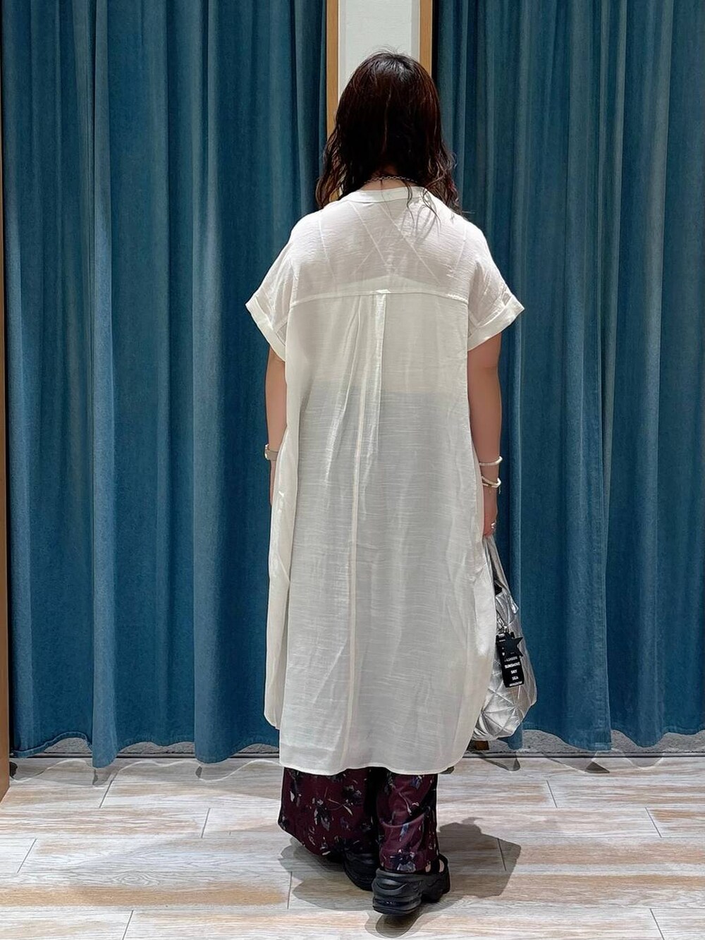 ホワイト系のキャミソール、レッド系のその他パンツ、ホワイト系のワンピースを着用したレディースの夏コーディネートの3枚目の写真