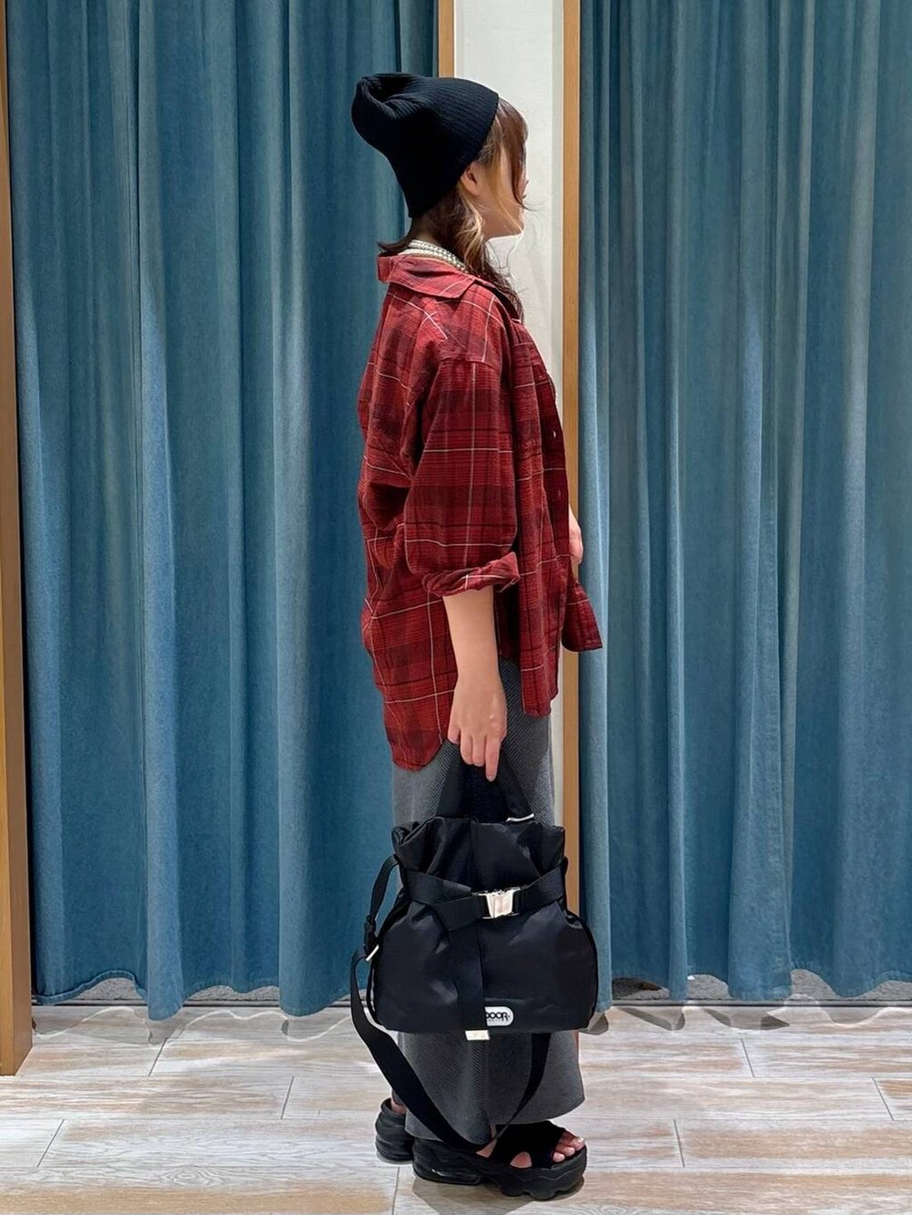 ブラック系のキャミソール、ブラック系のトートバッグ、レッド系のシャツ/ブラウスを着用したレディースの夏コーディネートの2枚目の写真