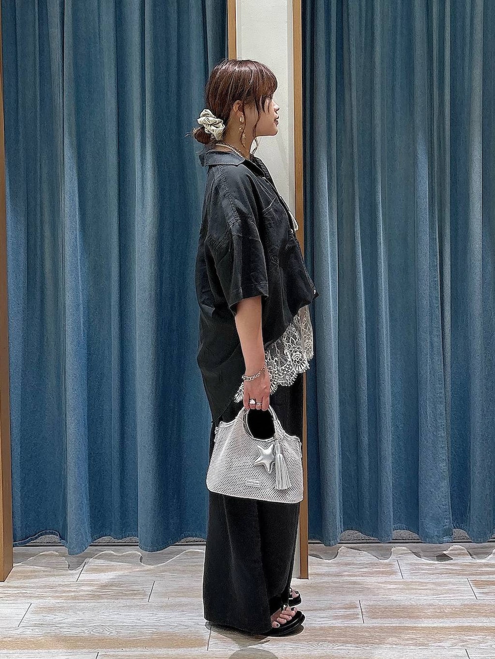 グレー系のシャツ/ブラウス、グレー系のその他パンツ、グレー系のショルダーバッグを着用したレディースの夏コーディネートの2枚目の写真