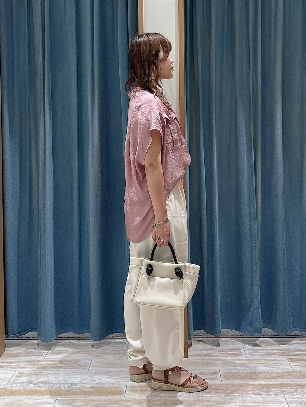 ベージュ系のその他パンツ、ピンク系のシャツ/ブラウス、ゴールド系のサンダルを着用したレディースの夏コーディネートの2枚目の写真