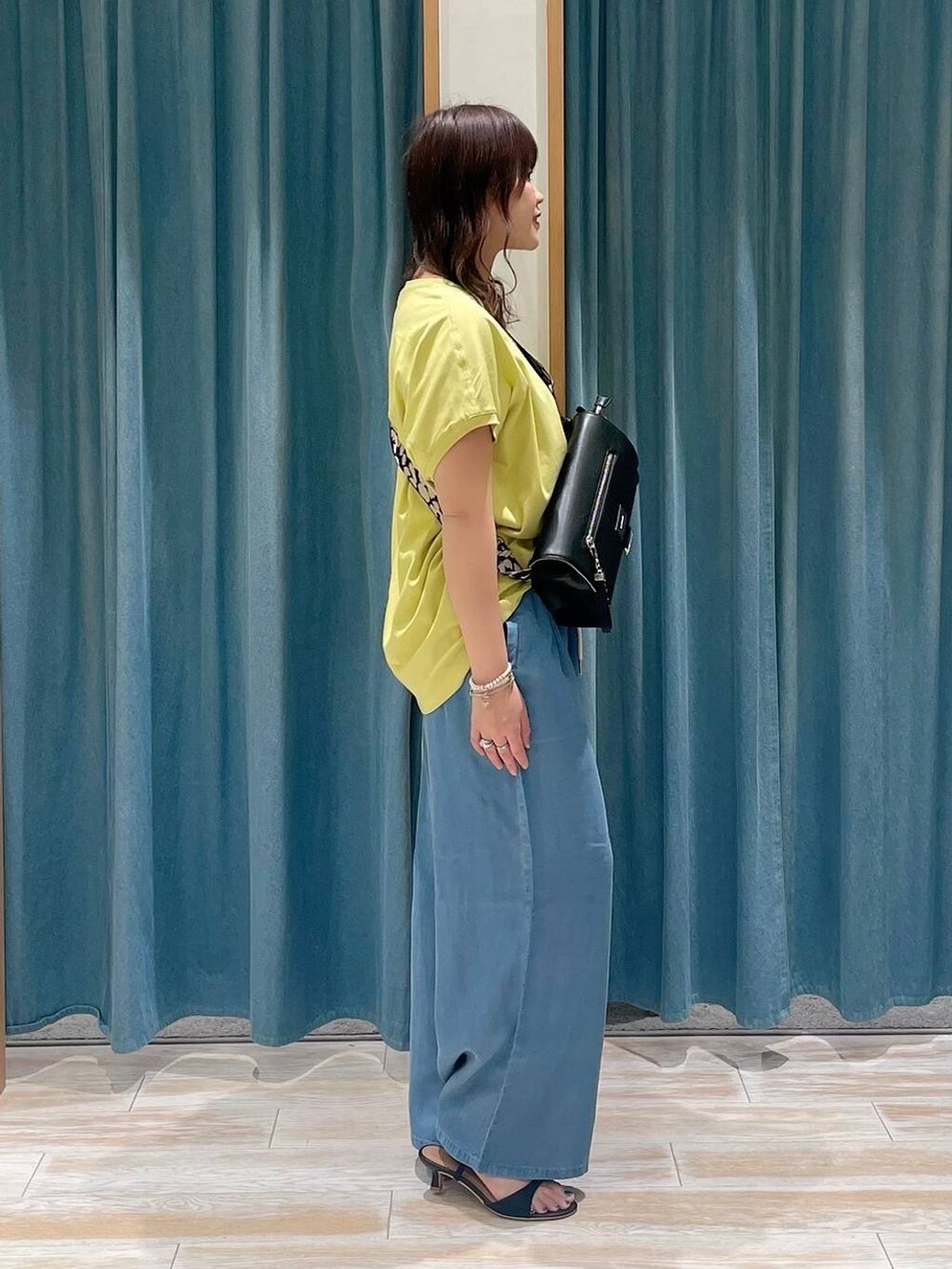 イエロー系のTシャツ/カットソー、ブルー系のその他パンツ、ブラック系のサンダルを着用したレディースの春コーディネートの2枚目の写真