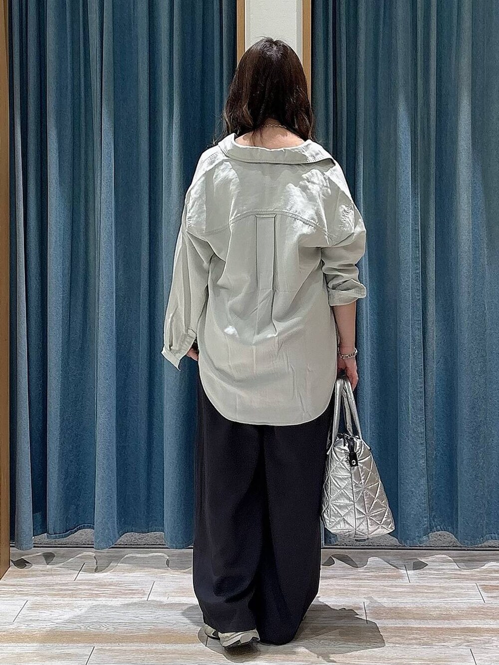 グレー系のシャツ/ブラウス、シルバー系のトートバッグ、グレー系のその他パンツを着用したレディースの春コーディネートの3枚目の写真