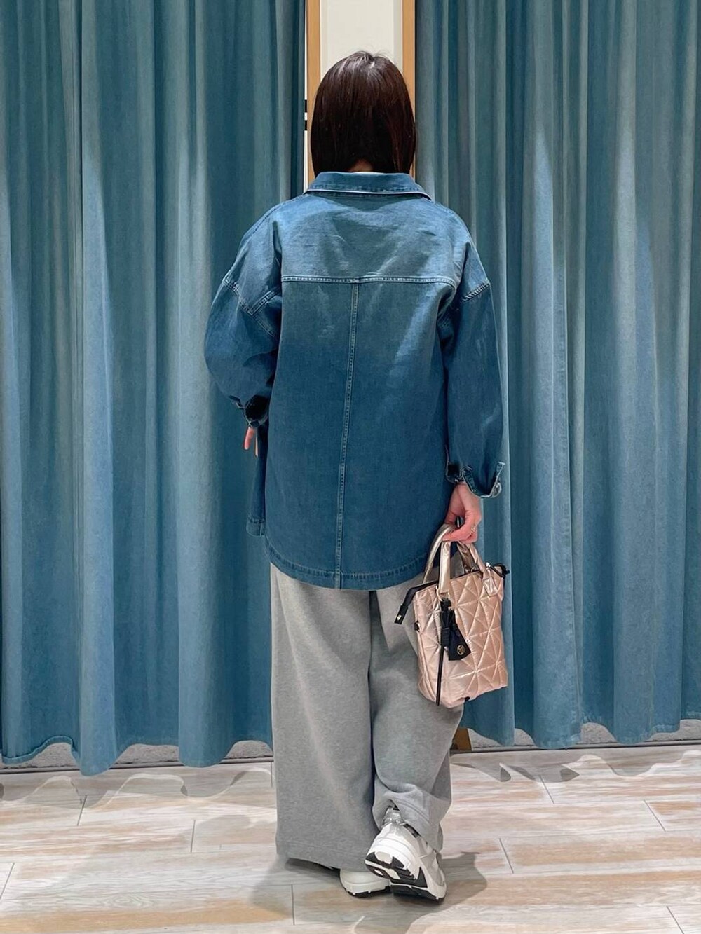 ホワイト系のTシャツ/カットソー、ホワイト系のスニーカー、ブルー系のシャツ/ブラウスを着用したレディースの春コーディネートの3枚目の写真