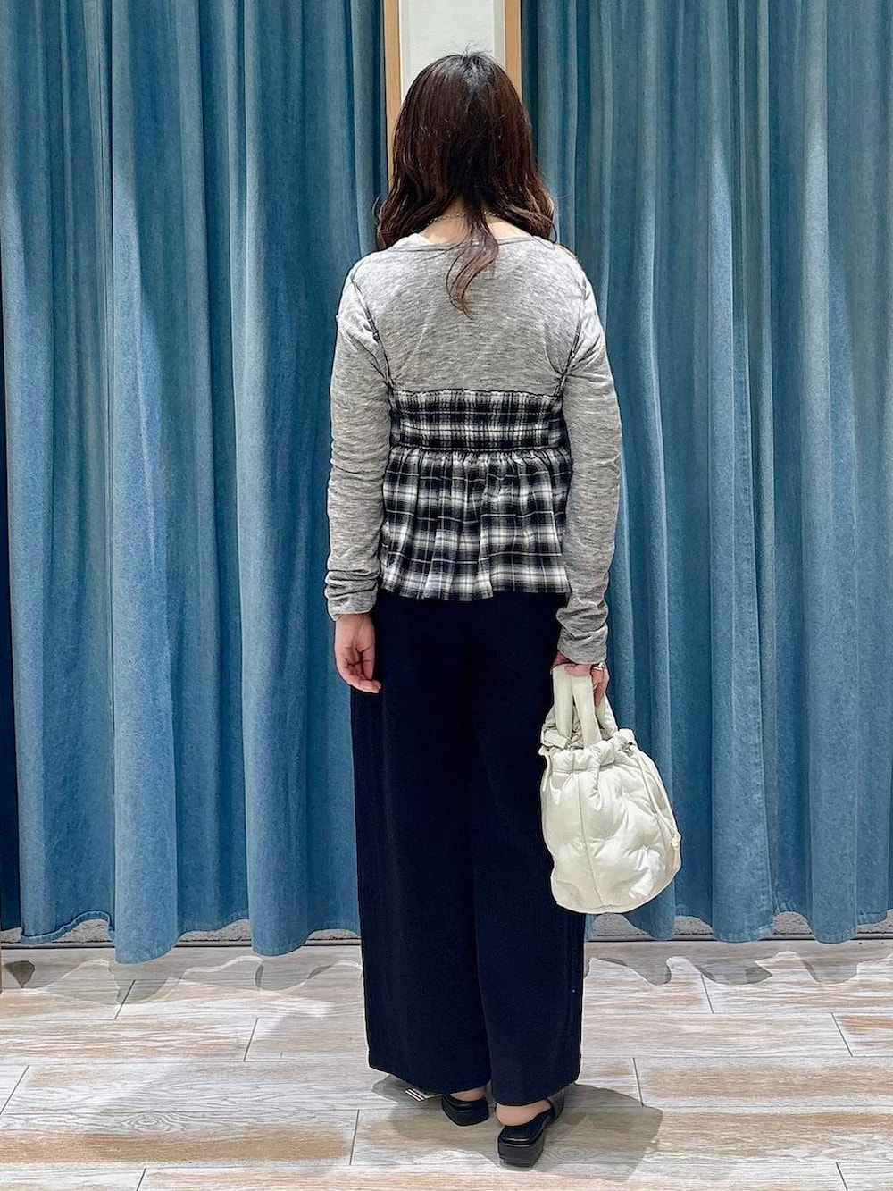 ホワイト系のショルダーバッグ、ブラック系のパンプス、ブラック系のキャミソールを着用したレディースの春コーディネートの3枚目の写真