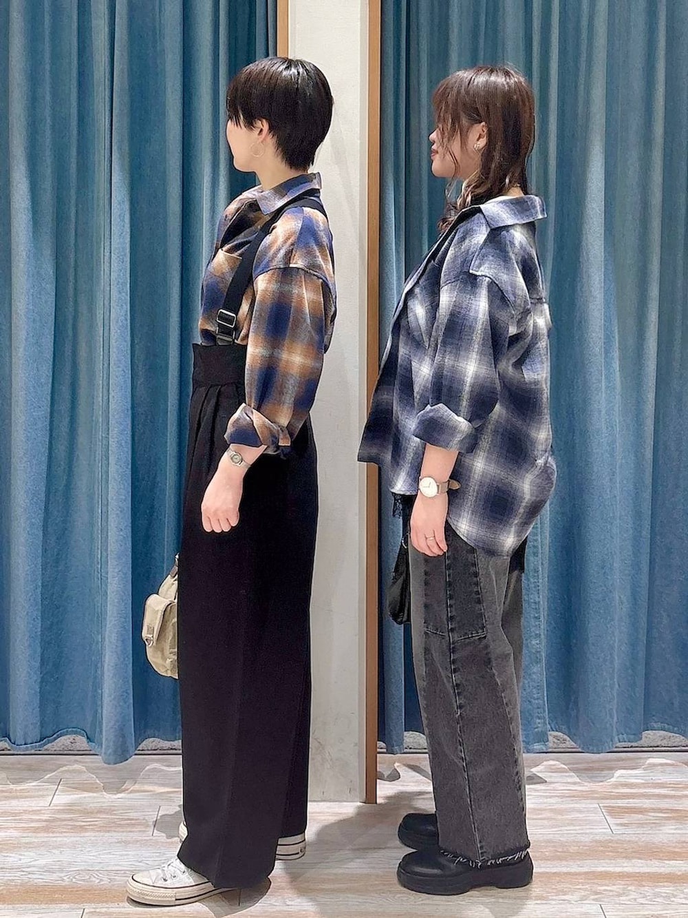 ベージュ系のハンドバッグ、ブラック系のハンドバッグ、ブラック系のデニムパンツを着用したレディースの冬コーディネートの2枚目の写真