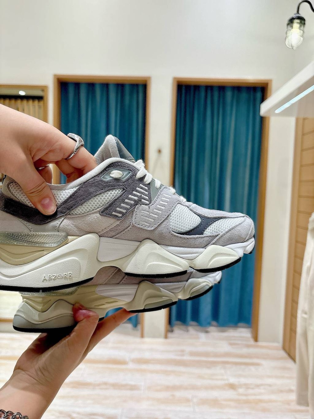 ベージュ系のスウェットパンツ、グレー系のテーラードジャケット、グレー系のブレスレットを着用したレディースの秋コーディネートの4枚目の写真