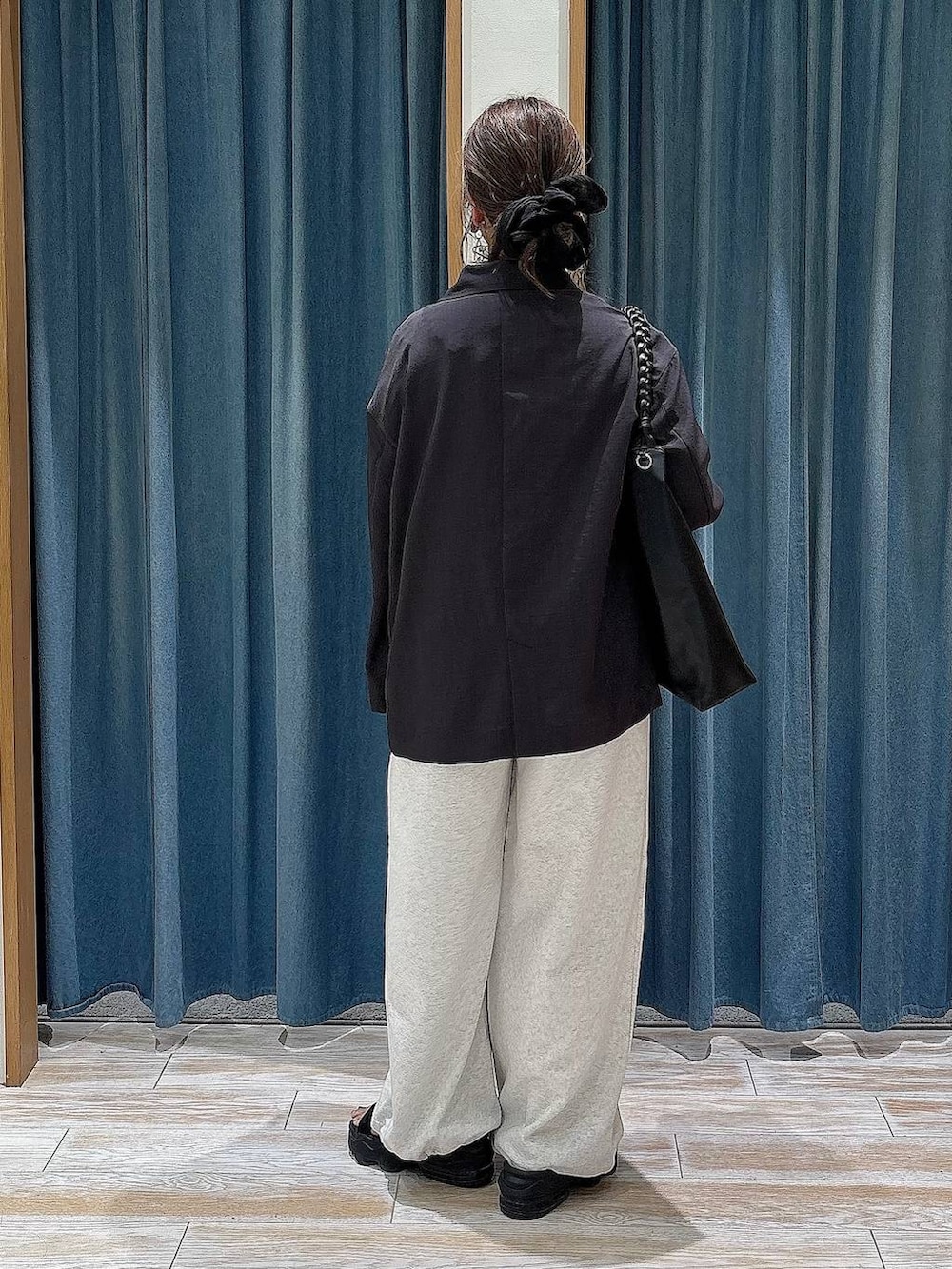 ベージュ系のスウェットパンツ、ベージュ系のタンクトップ、グレー系のテーラードジャケットを着用したレディースの夏コーディネートの3枚目の写真
