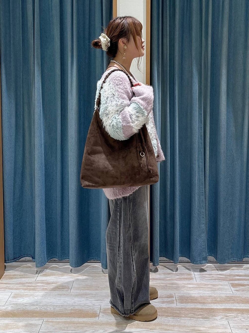 パープル系のカーディガン/ボレロ、ベージュ系のその他シューズ、ブラック系のデニムパンツを着用したレディースの秋コーディネートの2枚目の写真