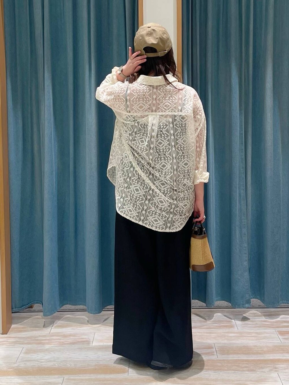 ホワイト系のキャミソール、ブラック系のサロペット/オーバーオール、ホワイト系のシャツ/ブラウスを着用したレディースの春コーディネートの3枚目の写真