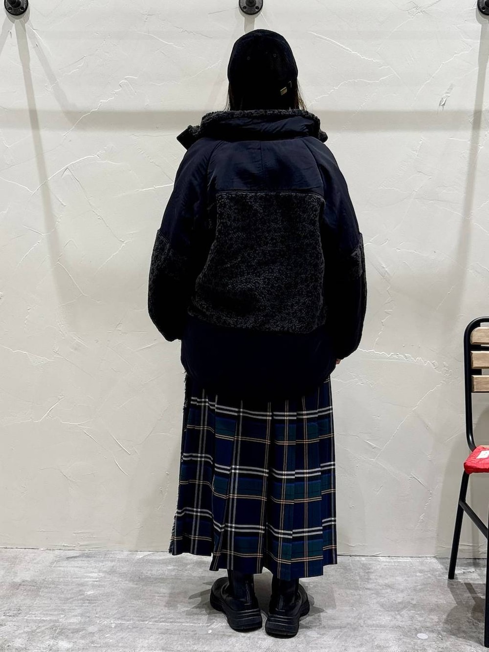 グレー系のその他アウター、グリーン系のスカート、ピンク系のニット/セーターを着用したレディースの冬コーディネートの3枚目の写真