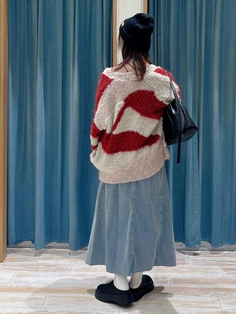 ブラック系のキャミソール、ブラック系のサンダル、ブラック系のハンドバッグを着用したレディースの秋コーディネートの3枚目の写真