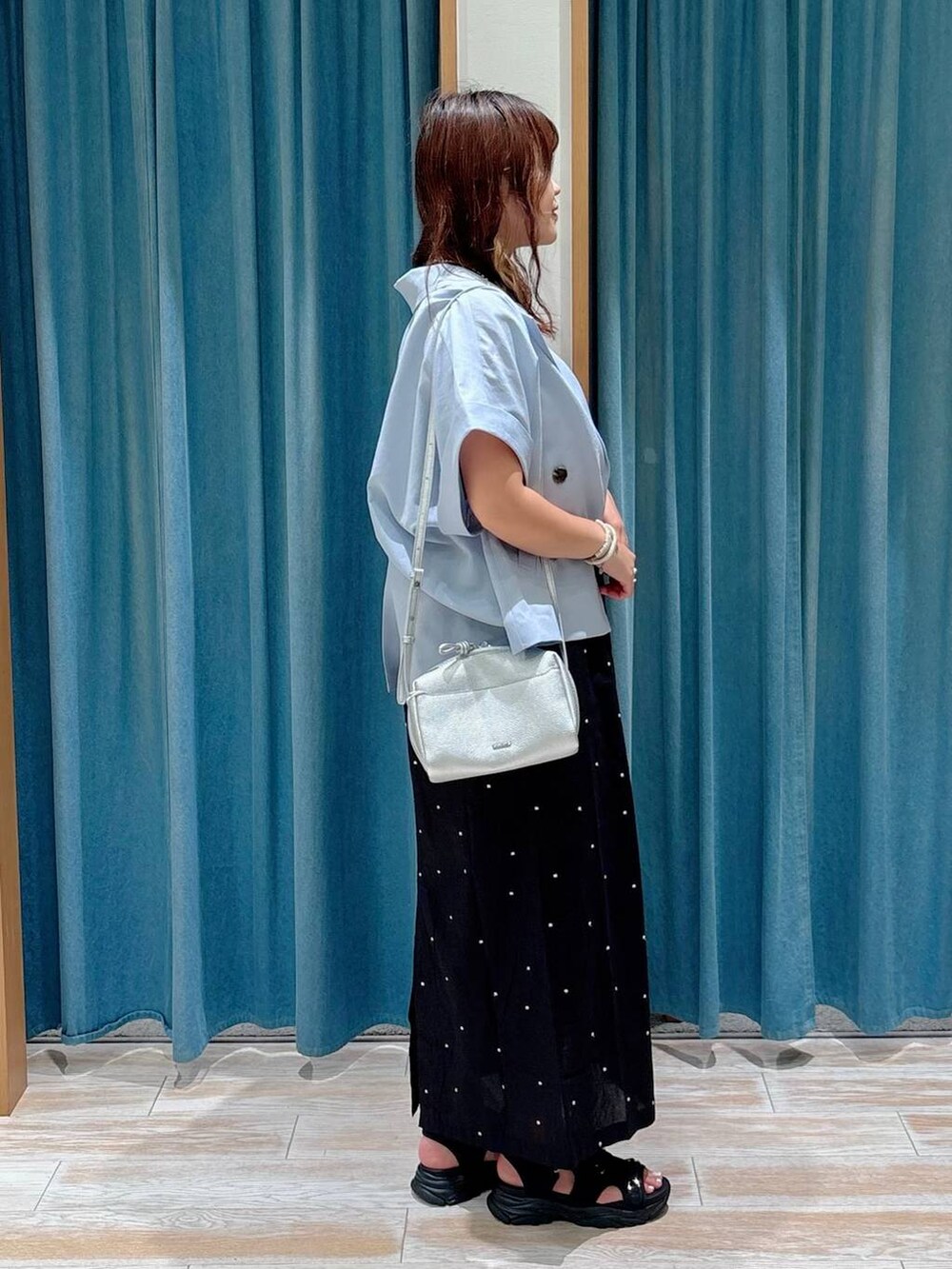 ブラック系のキャミソール、ブラック系のサンダル、シルバー系のショルダーバッグを着用したレディースの夏コーディネートの2枚目の写真