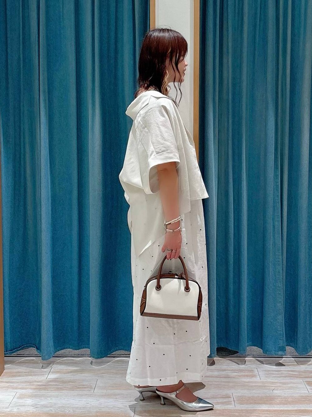 シルバー系のパンプス、ホワイト系のキャミソール、ベージュ系のその他アウターを着用したレディースの夏コーディネートの2枚目の写真