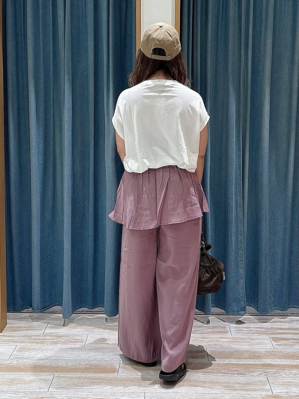 ホワイト系のTシャツ/カットソー、パープル系のその他パンツ、ブラック系のサンダルを着用したレディースの夏コーディネートの2枚目の写真